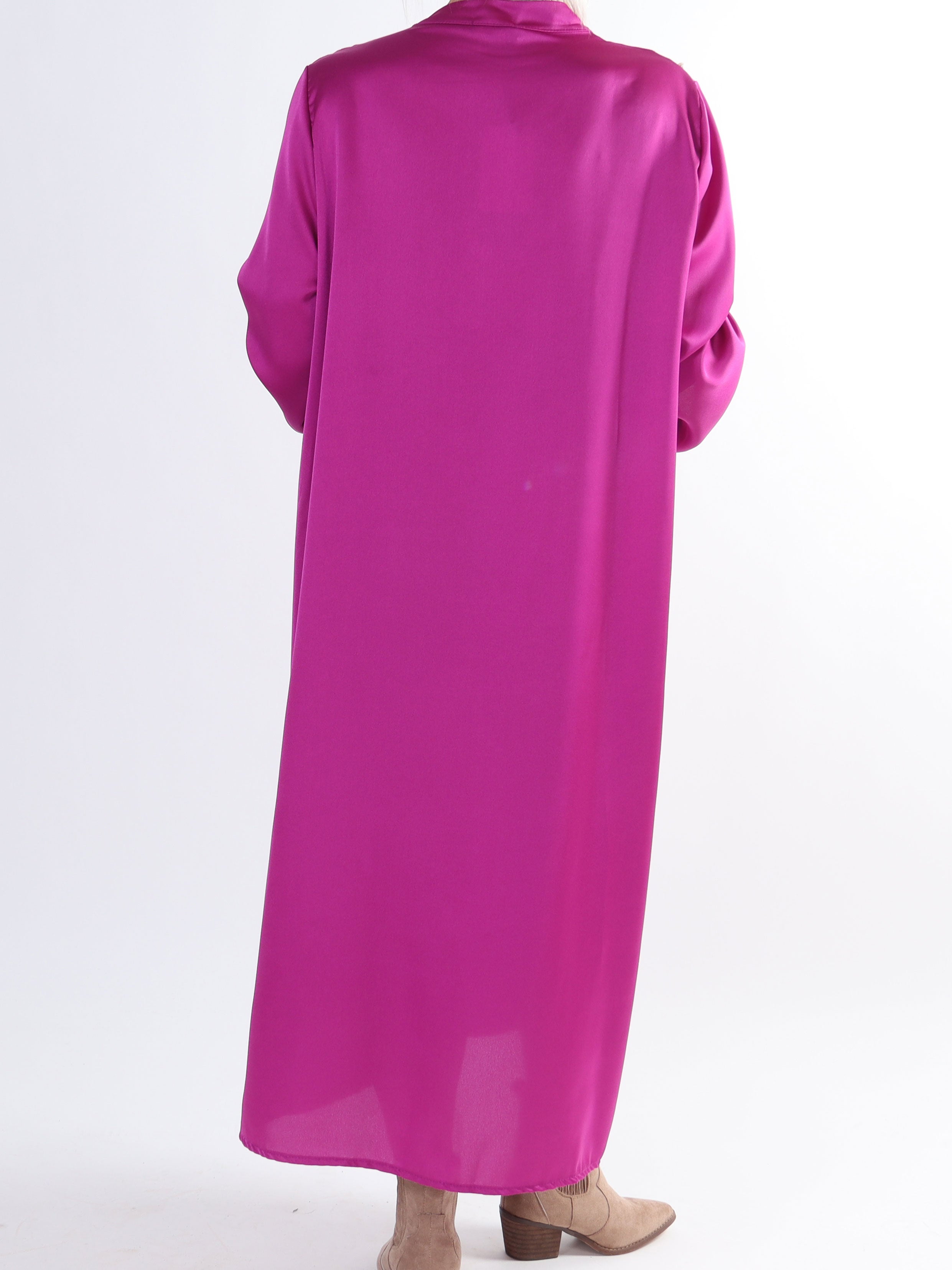 Emilia - Plus size kjole i silkelook med hvide perler